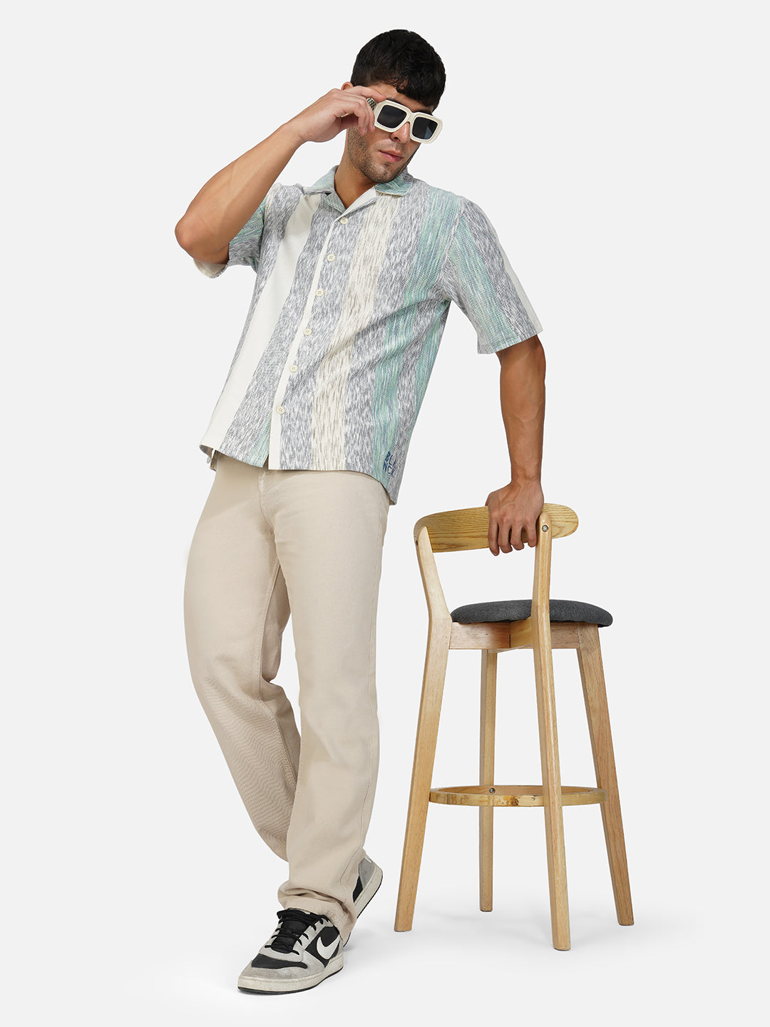 Full outfit featuring ecru comfort jeans paired with a navy shirt and sneakers.